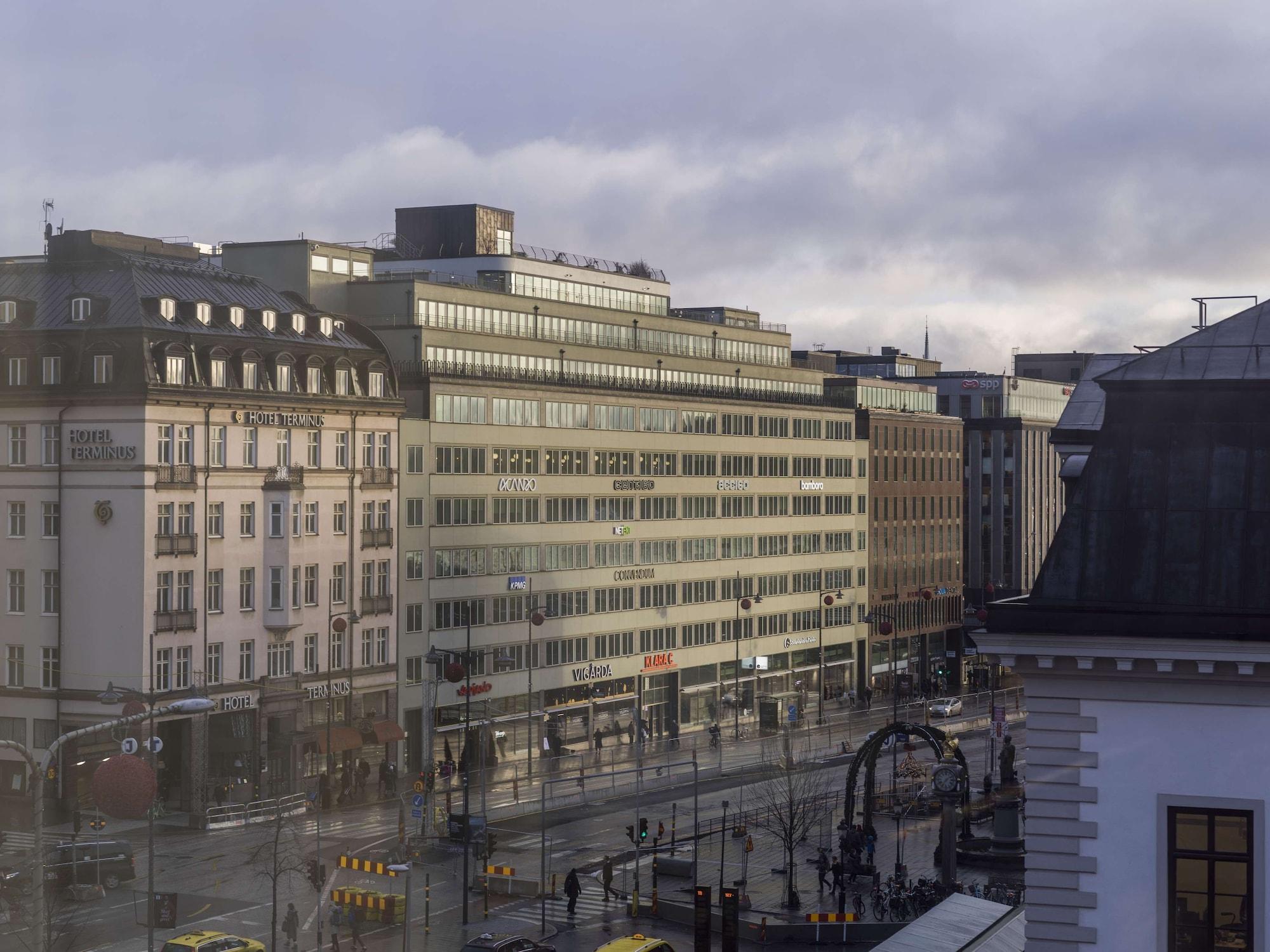 Radisson Blu Royal Viking Hotel, Stockholm Ngoại thất bức ảnh The photo shows an urban scene with several buildings, captured from an elevated perspective. There are modern buildings featuring large windows, along with traditional architecture characterized by decorative details. The street below appears busy, 